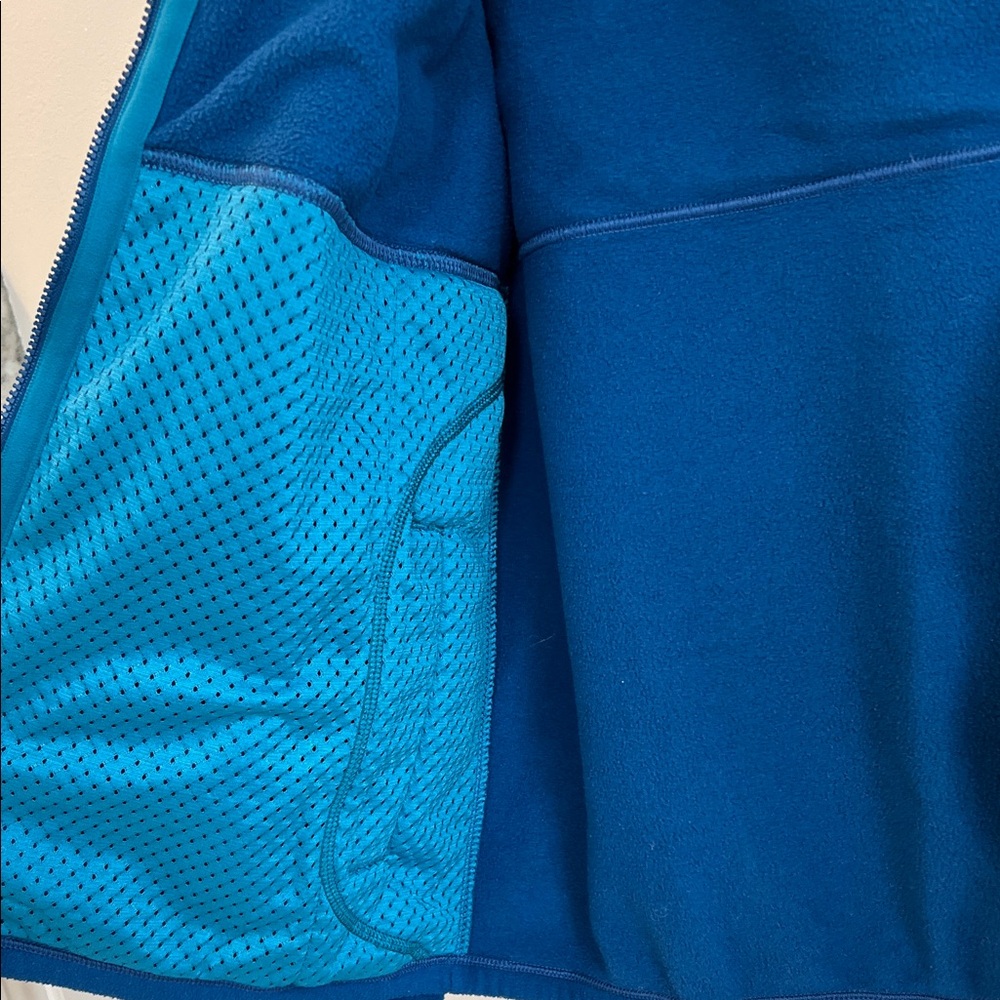 Patagonia women’s nylon jacket with a hood - Picture 7 of 8